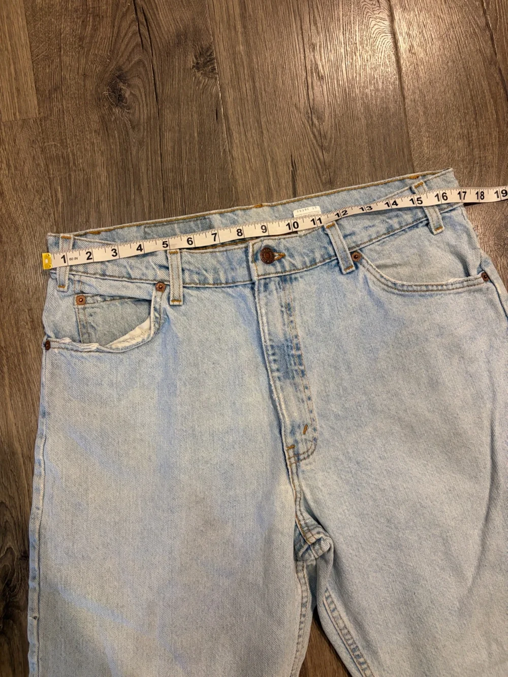 Vintage Levis 550 Relaxed Fit Tapered Leg Jeans Mens 36x30 Light Wash Blue 90s